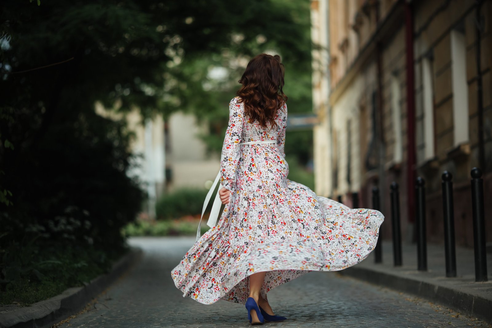 Hermosa chica caminando por la calle en primavera.